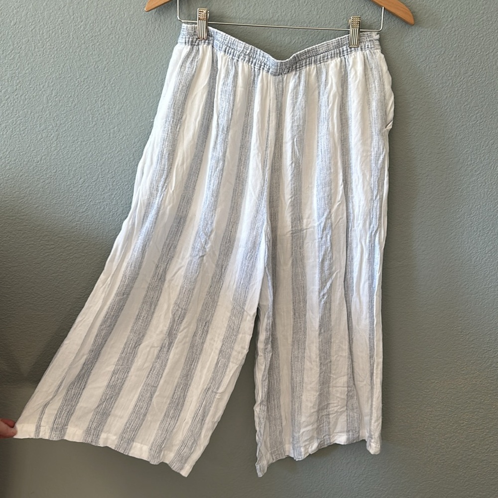 Elodie women’s size L light, flowy 3/4 pants. White with blue stripe, p… - Picture 3 of 8